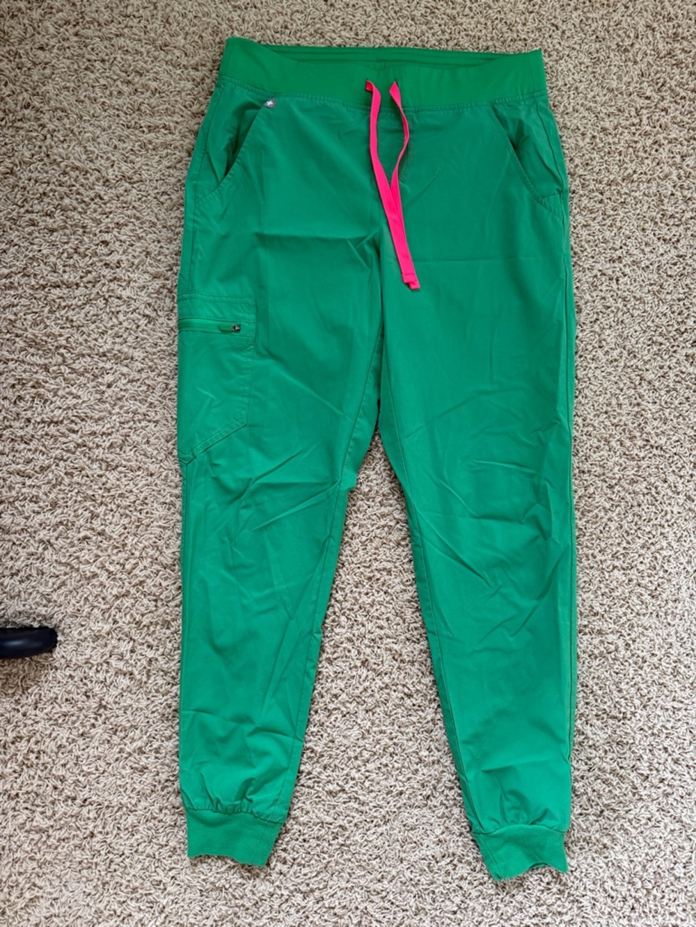Figs Safety Green Medical Scrub Set - V-Neck Top & Elastic Waist Pants - Picture 4 of 4